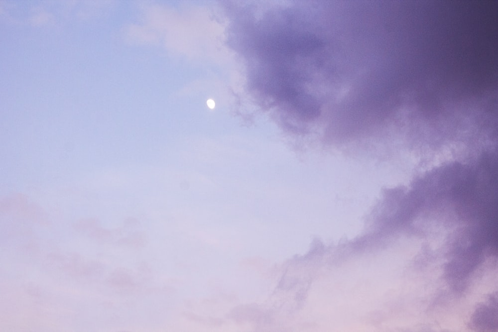 ciel bleu avec des nuages blancs