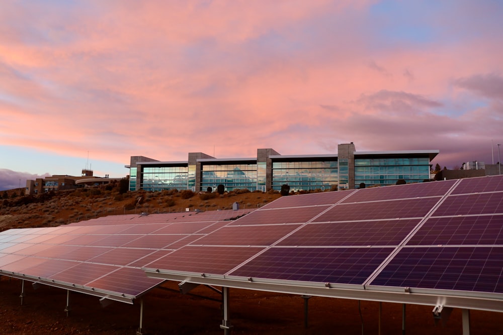 paneles solares en campo marrón bajo nubes blancas durante el día