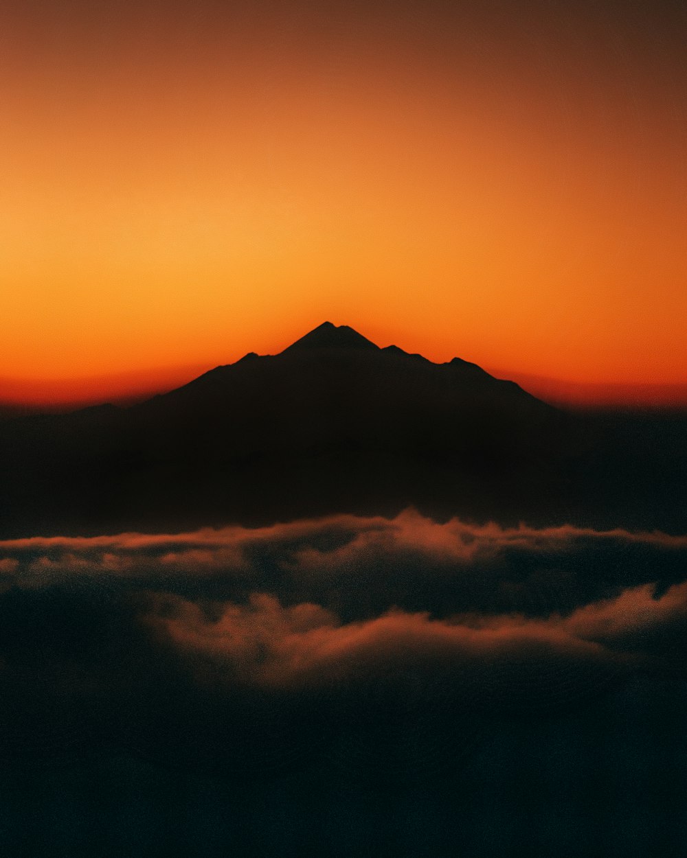 silhouette de montagne au coucher du soleil