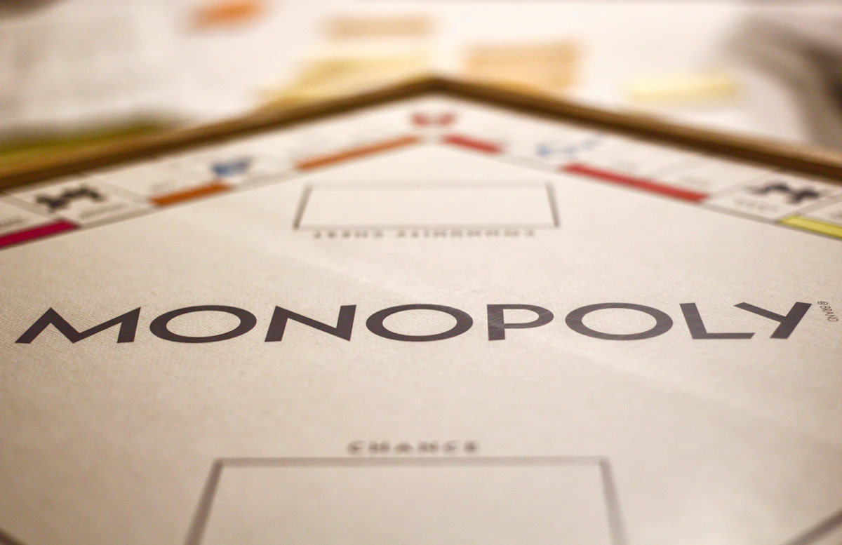 Meja board game dengan kartu strategi, token, dan pemain yang sedang menganalisis langkah