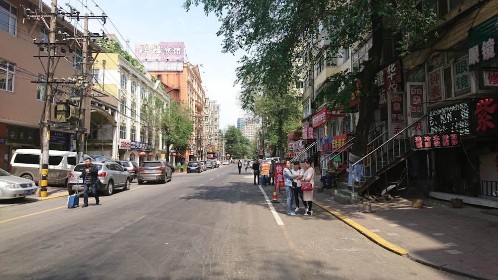 Personas que caminan por la acera durante el día