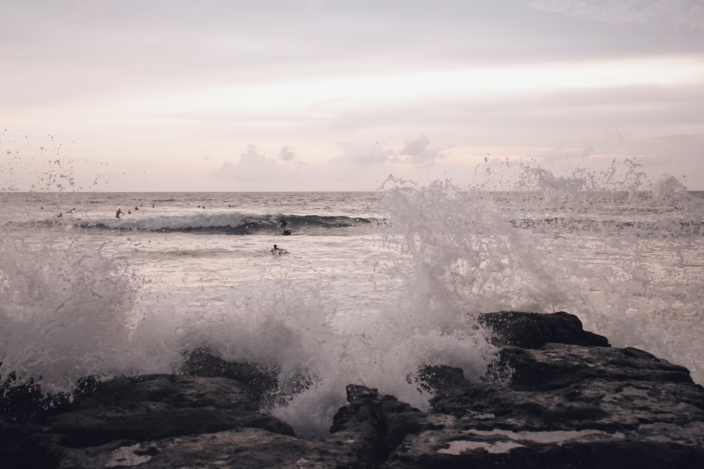 ocean waves crashing on rocks during daytime
