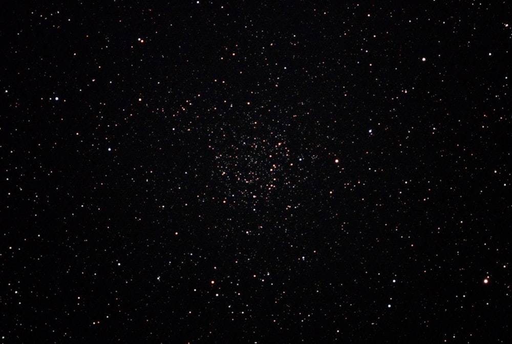 空に浮かぶ黒と白の星