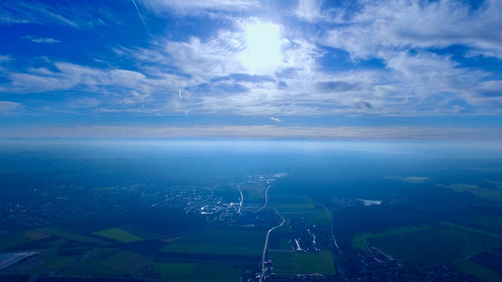 Veduta aerea del campo verde sotto il cielo blu durante il giorno