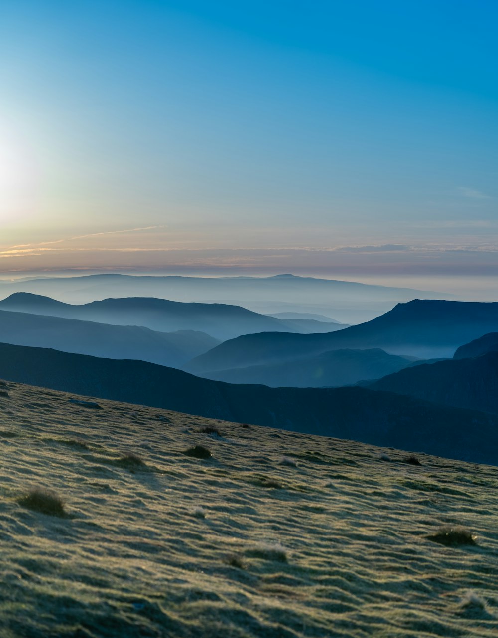 Braune und schwarze Berge unter blauem Himmel tagsüber