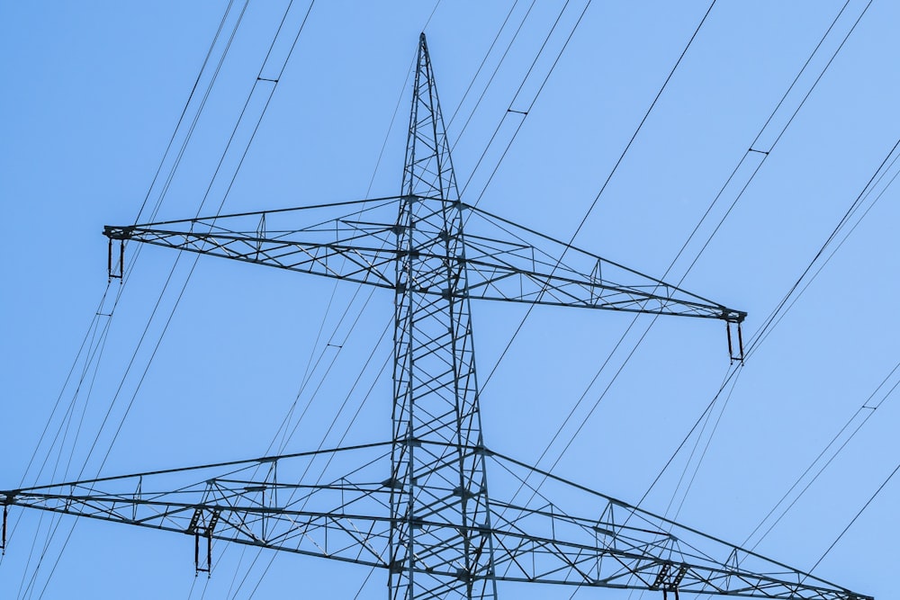 Torre elettrica nera sotto il cielo blu durante il giorno