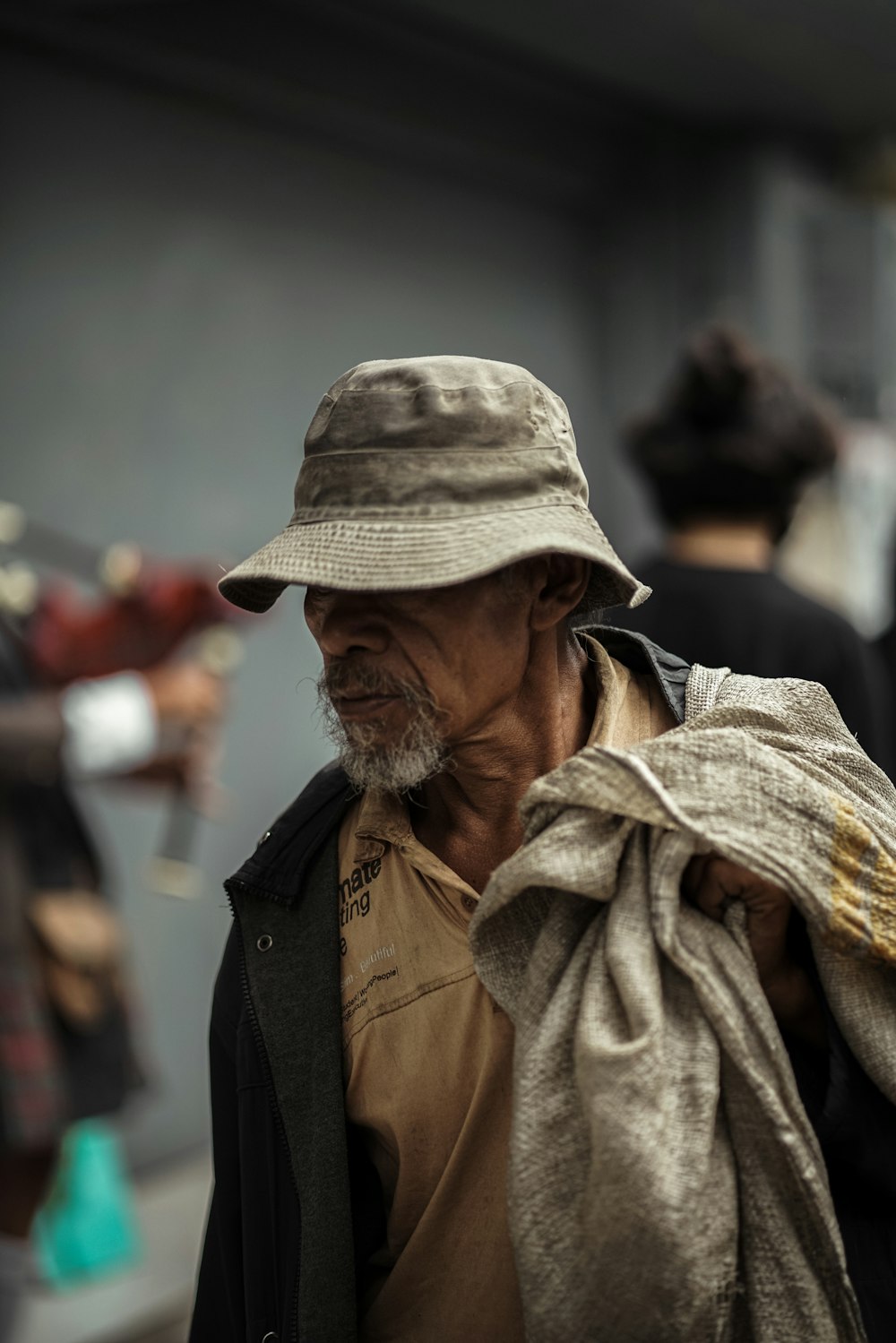 Hombre con sombrero marrón y abrigo marrón