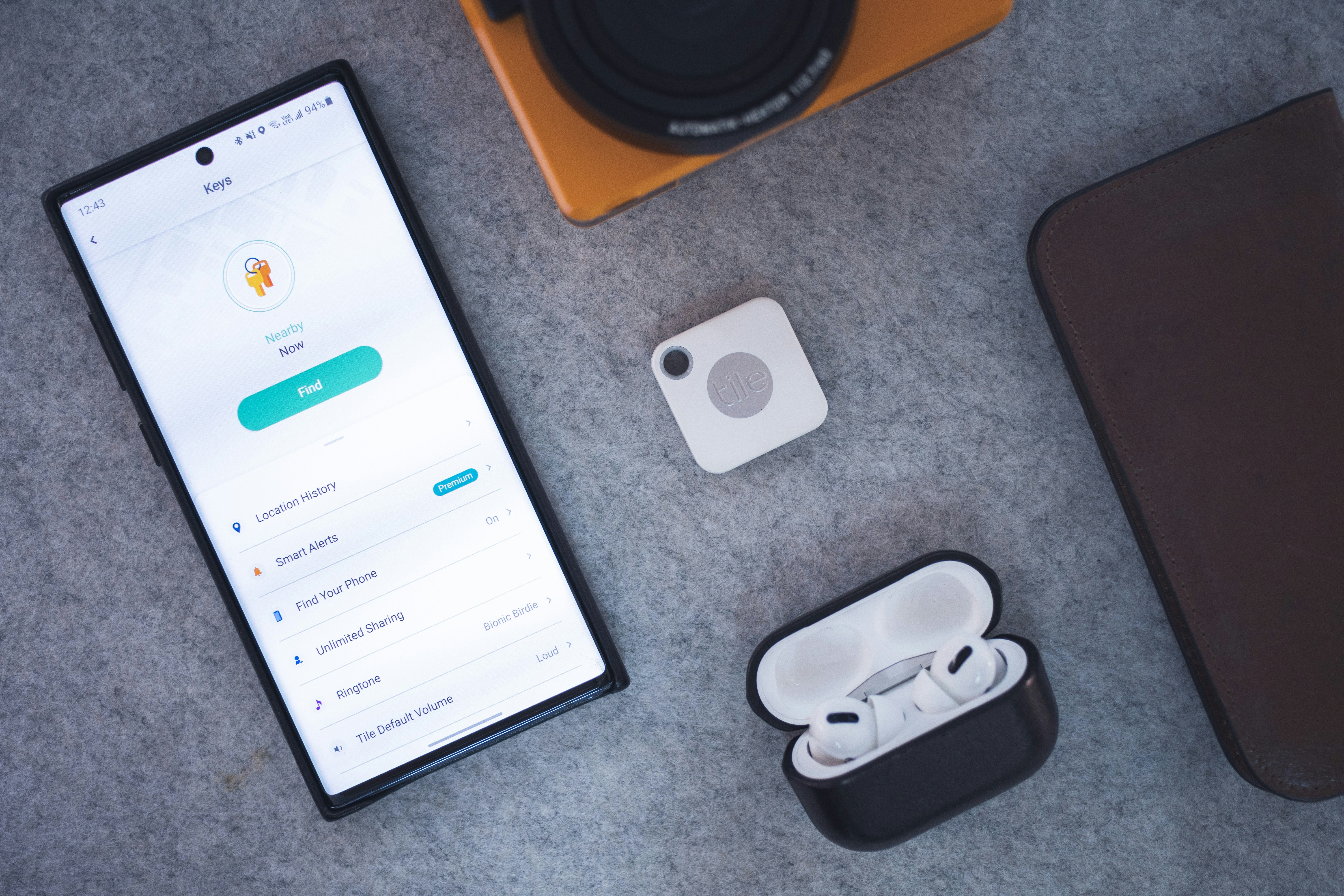 Gadget de la marca Tule junto a un smartphone Android.