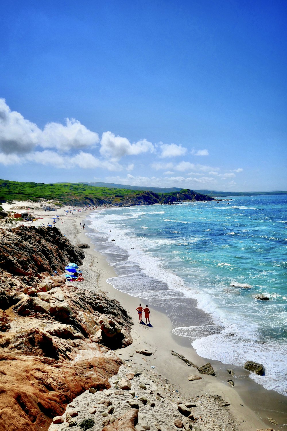 Gente en la playa durante el día