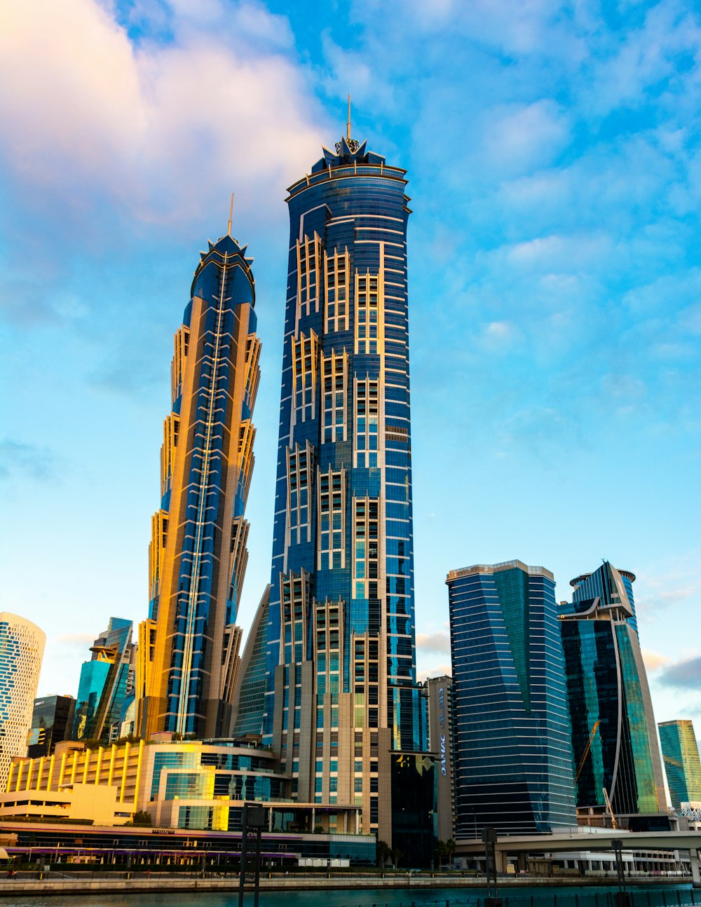 Edificios de gran altura bajo el cielo azul durante el día