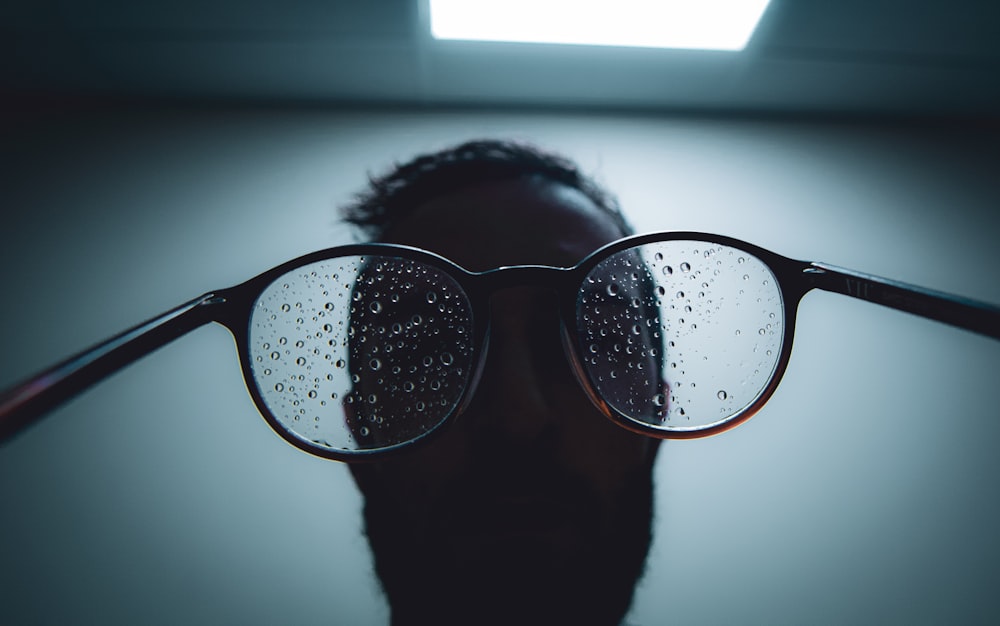 Persona con gafas de sol con montura negra