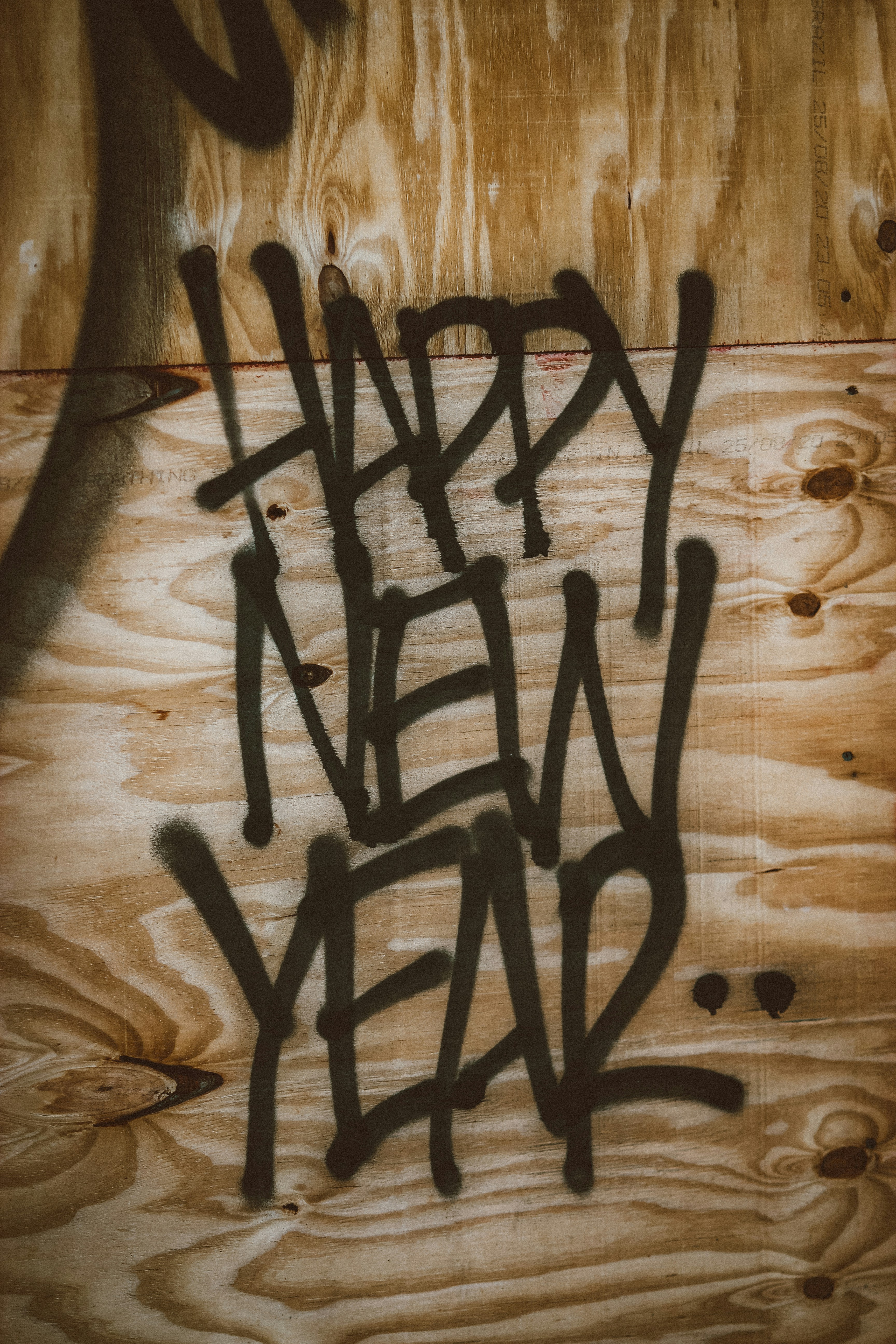 schwarzer Metallrahmen auf brauner Holzoberfläche