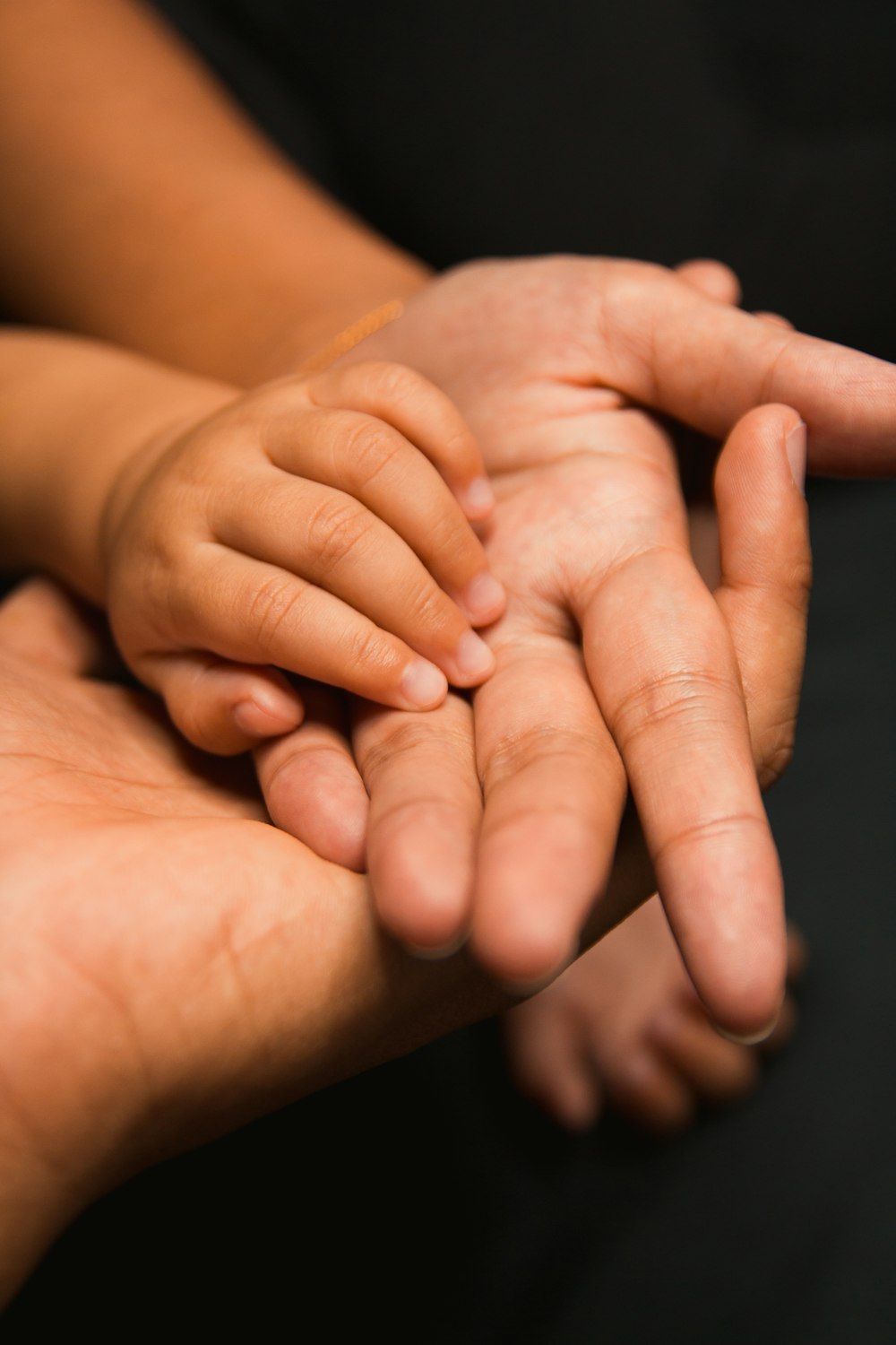 La mano de las personas en la mano del bebé