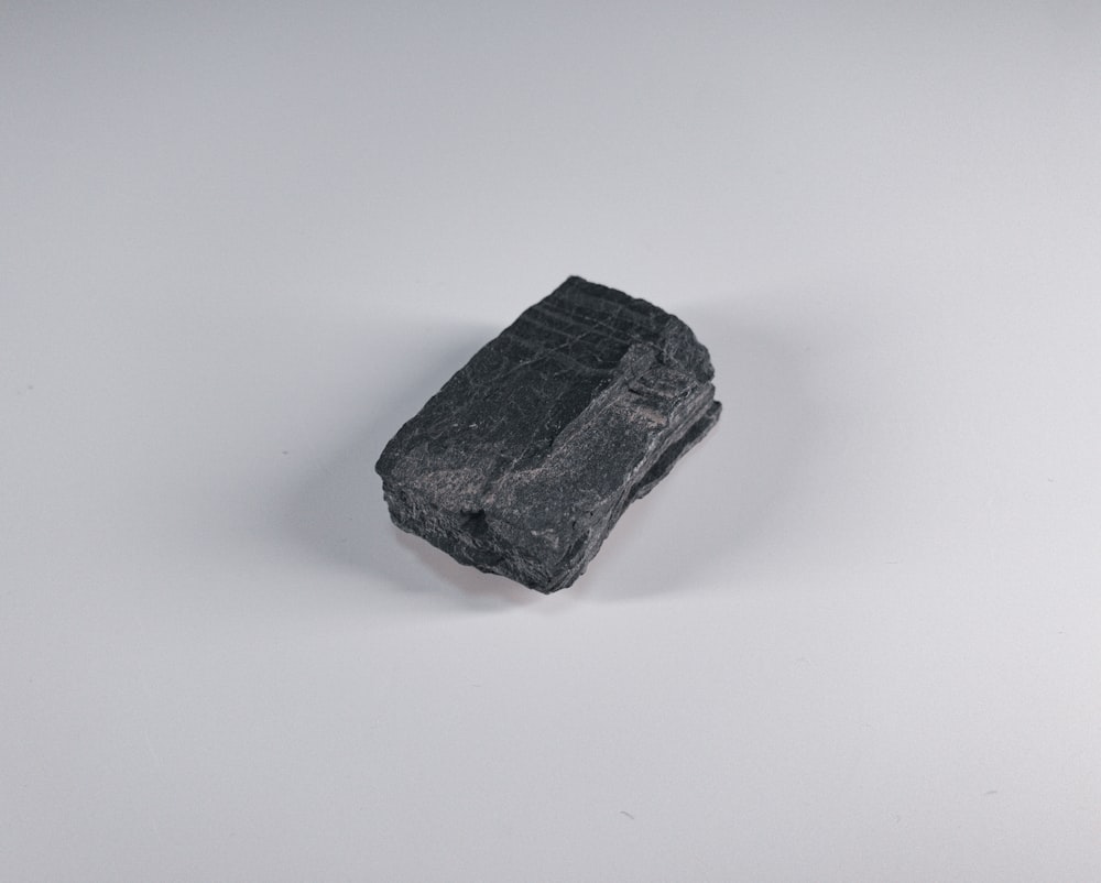schwarzer Stein auf weißer Oberfläche