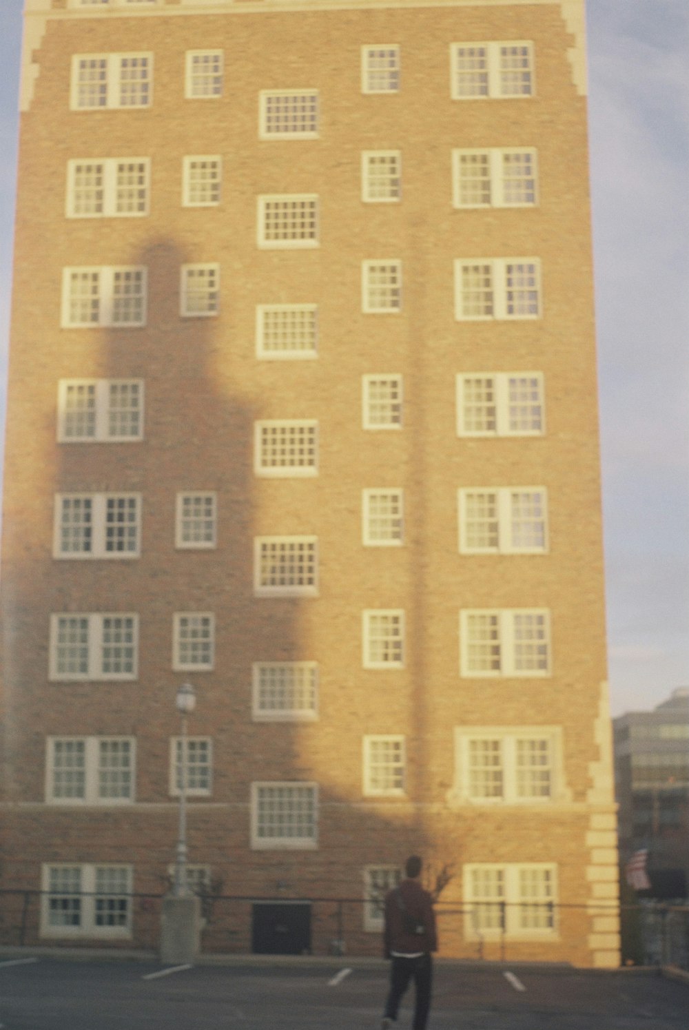 Edificio de hormigón marrón durante el día