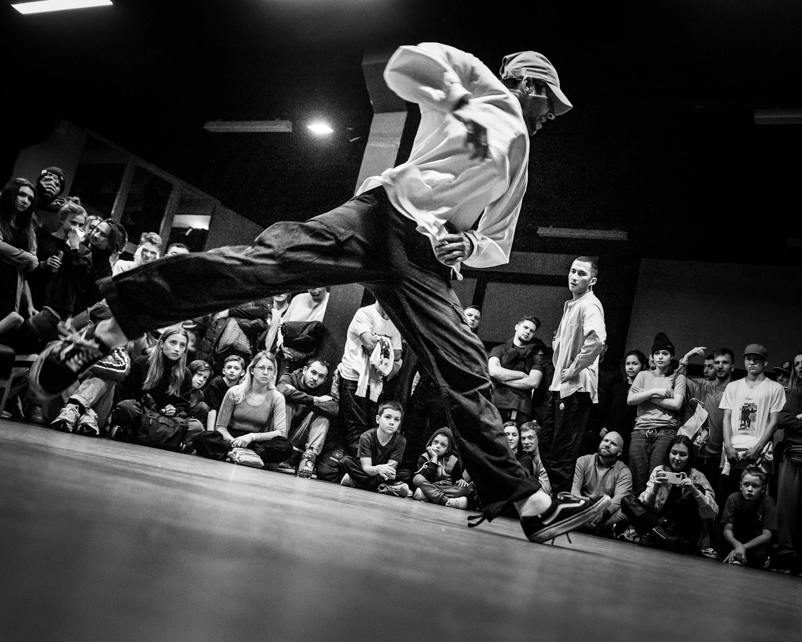 Bailarín urbano en blanco y negro