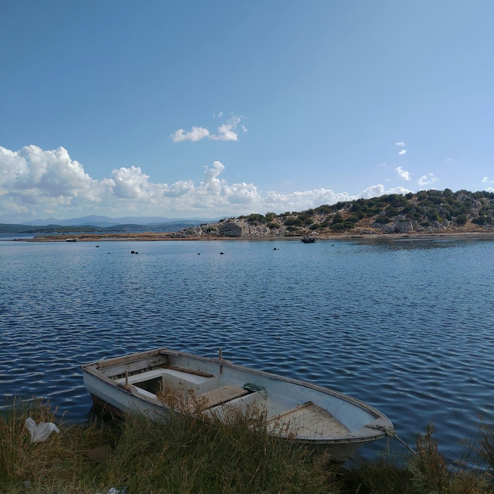 barca bianca sullo specchio d'acqua durante il giorno