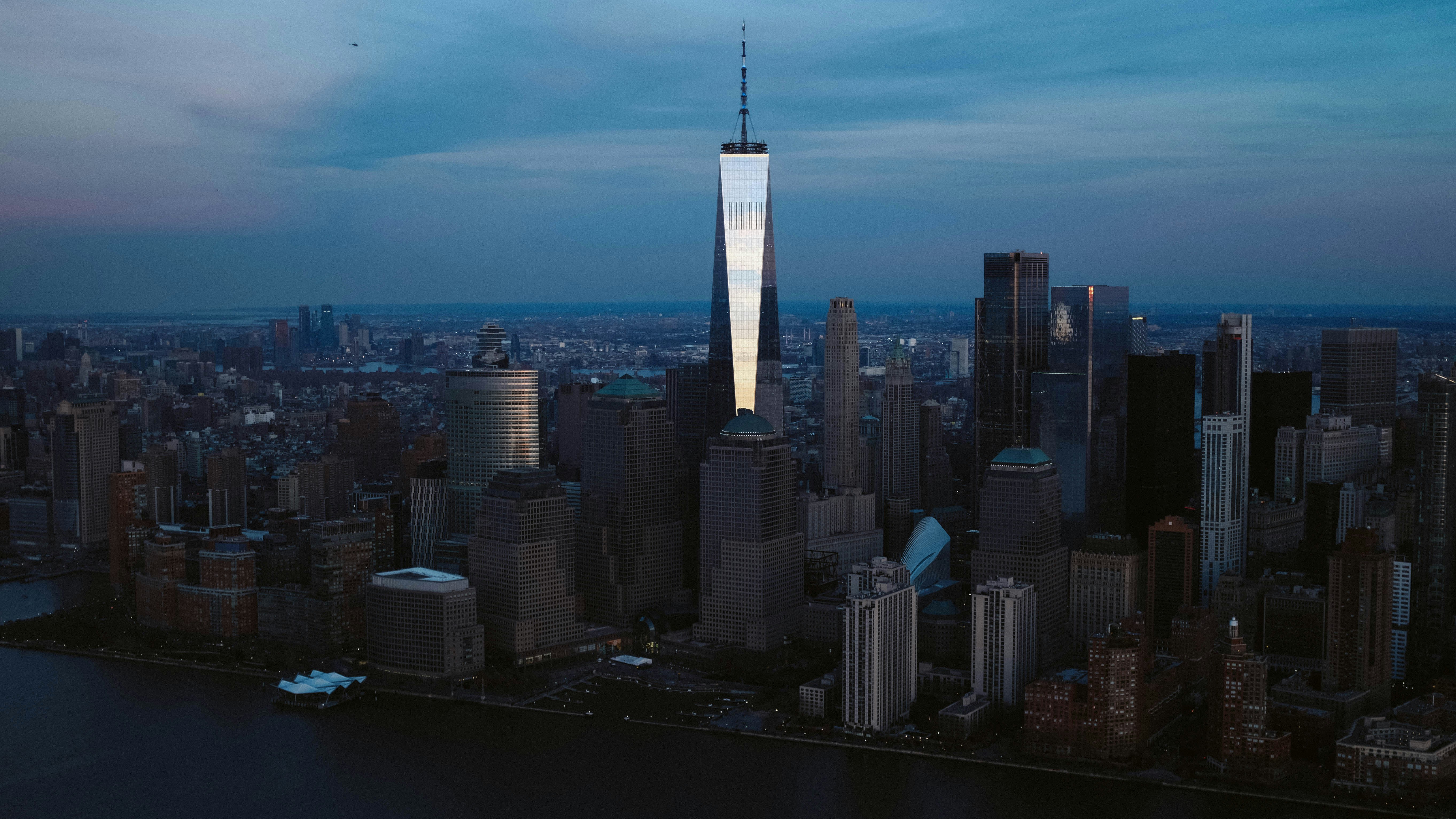 skyline della città sotto il cielo blu durante il giorno