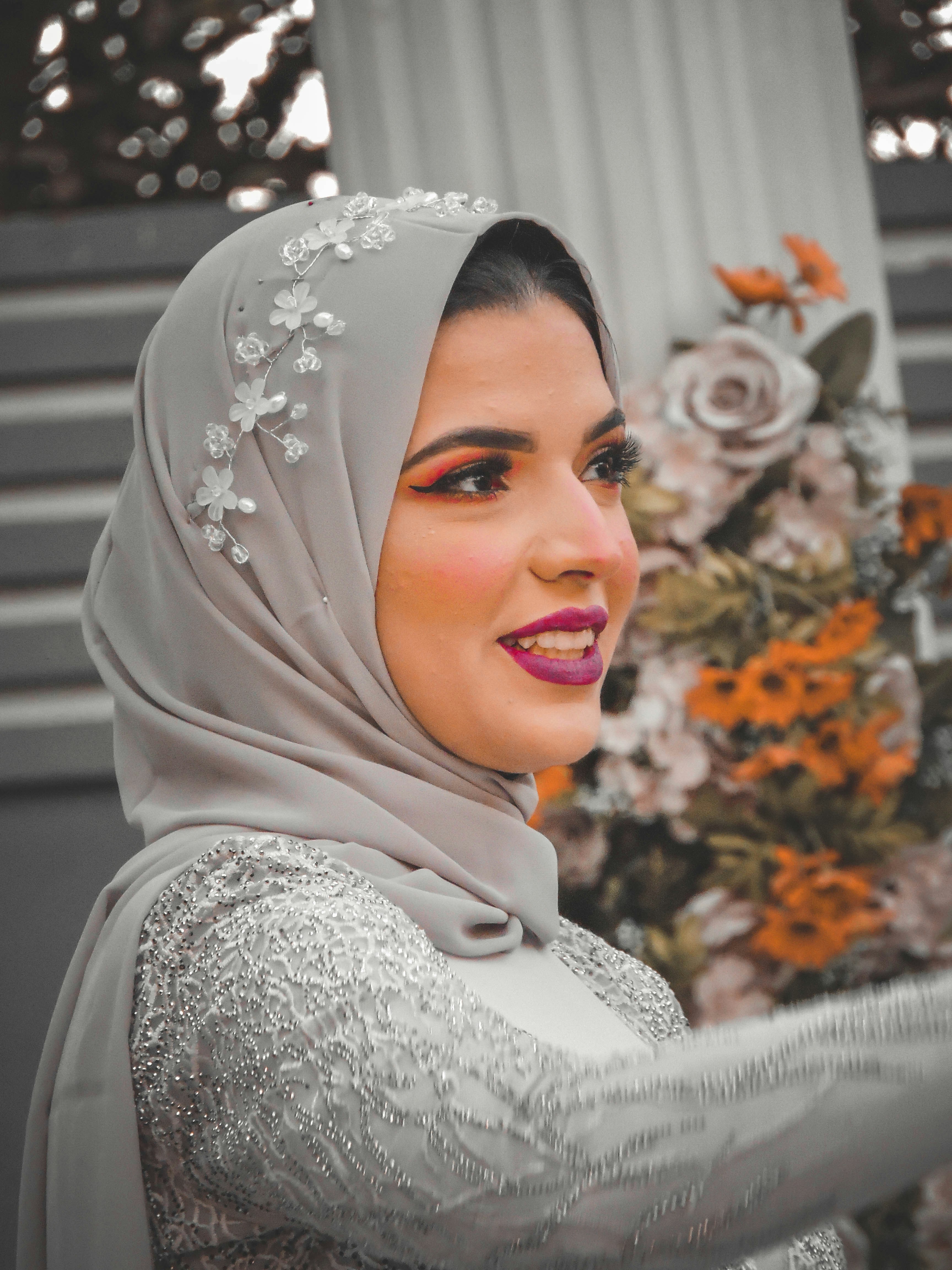 wanita berjilbab putih dan abu-abu