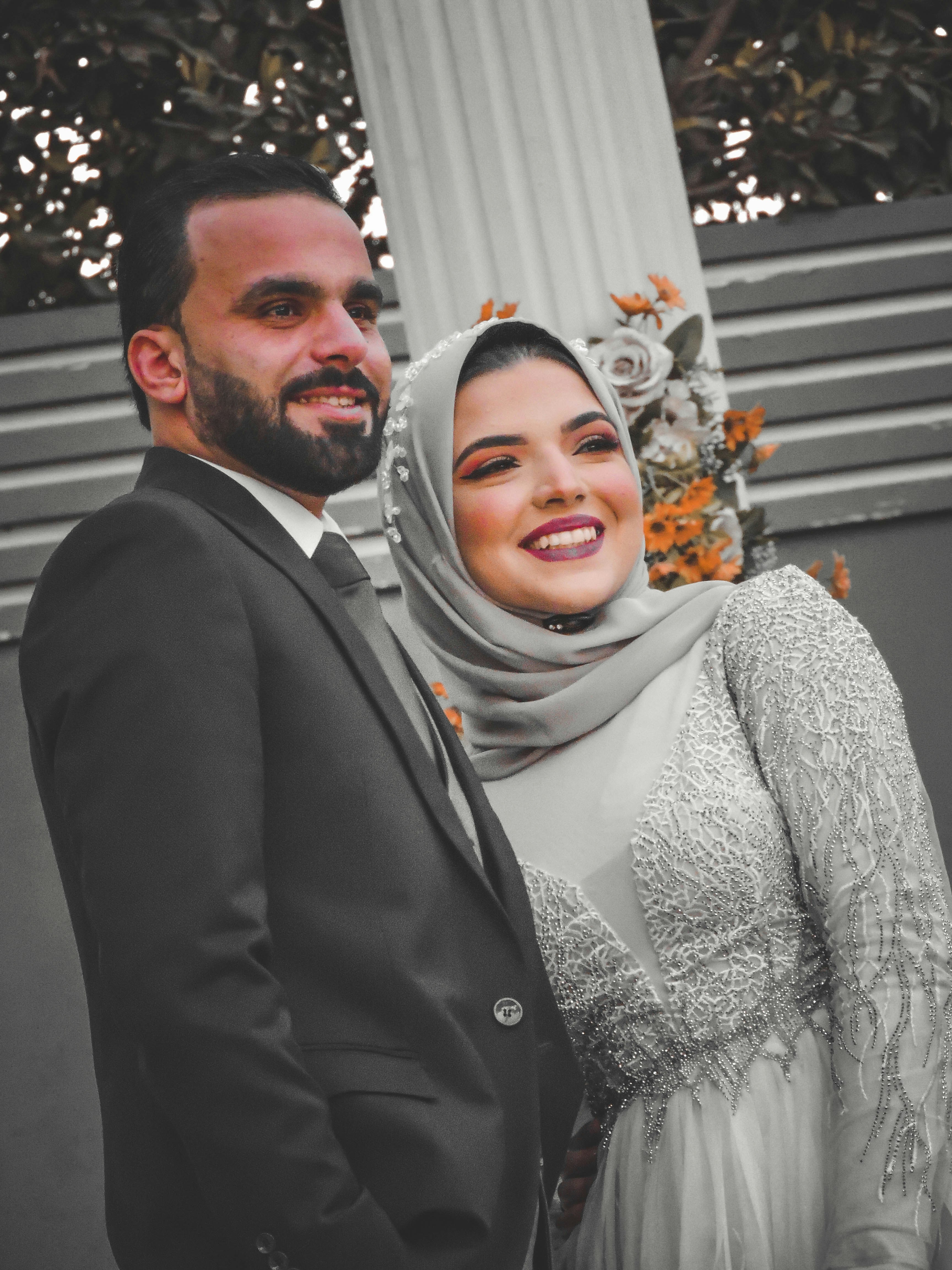 Wedding couple smiling beautifully, ilustrasi artikel Capture Your Love Story: The Ultimate Guide to Choosing Your Wedding Photographer 9