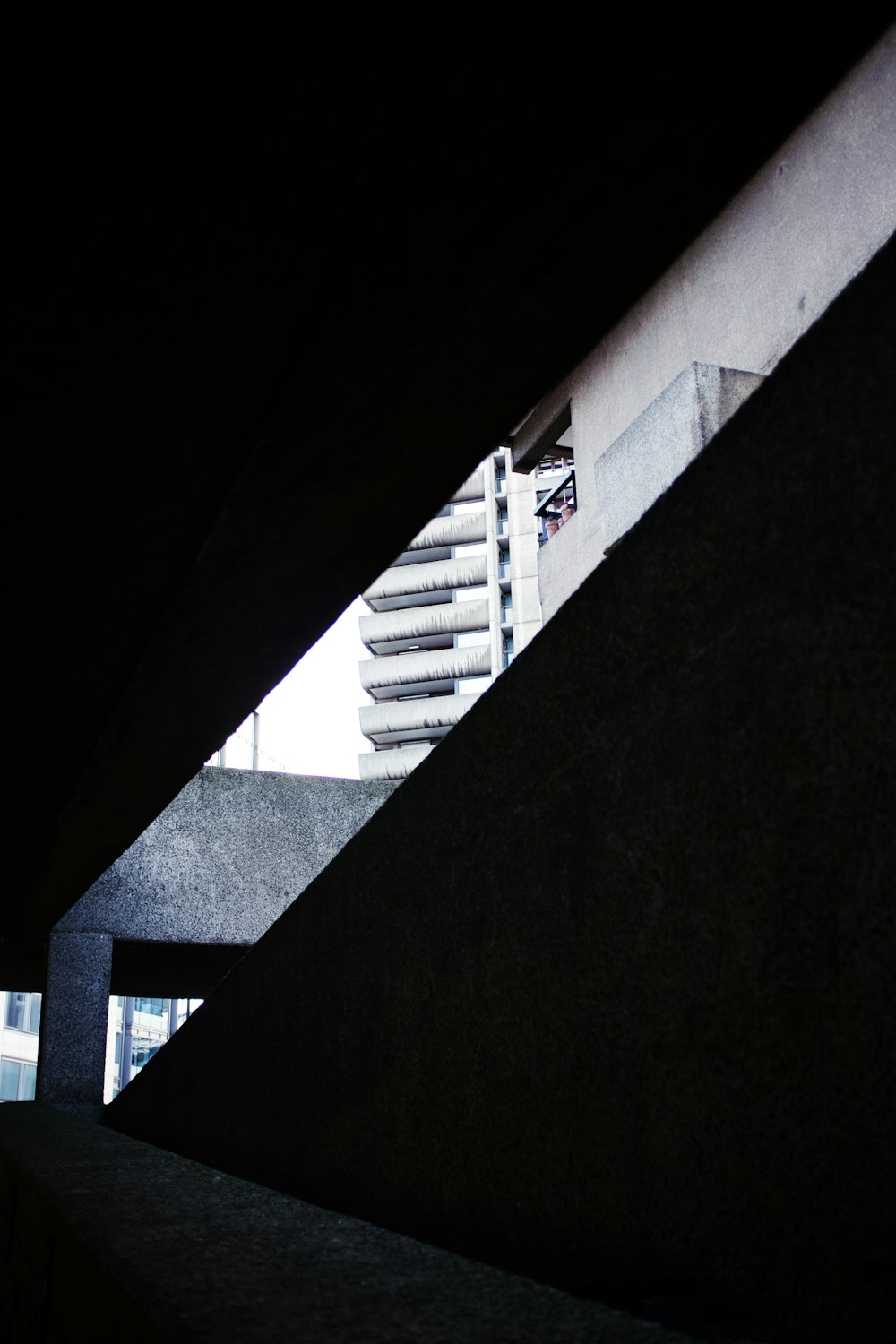 bâtiment en béton blanc pendant la journée