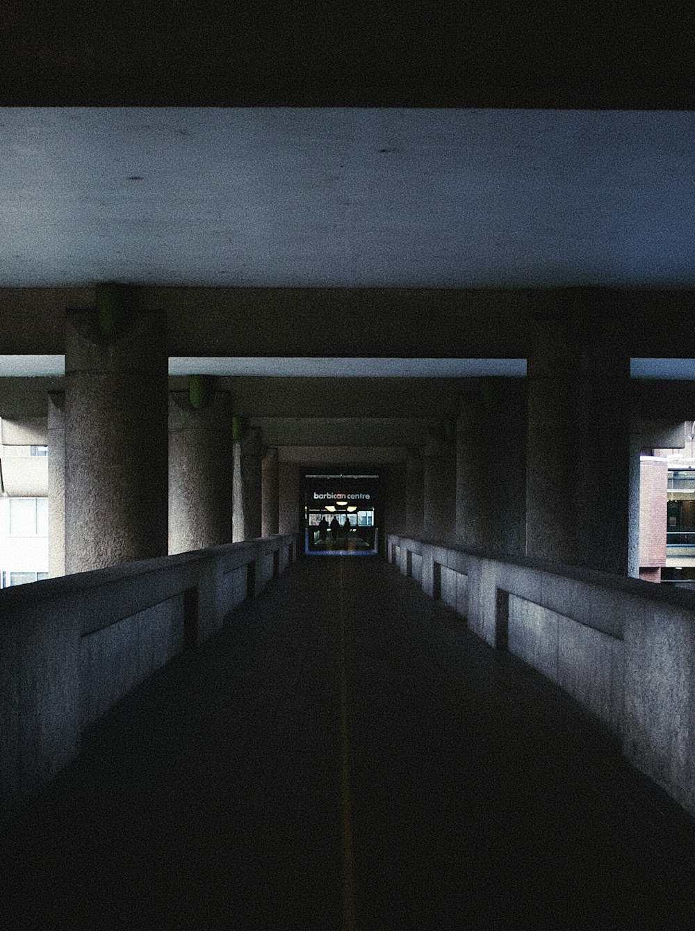 Edificio de hormigón blanco durante el día