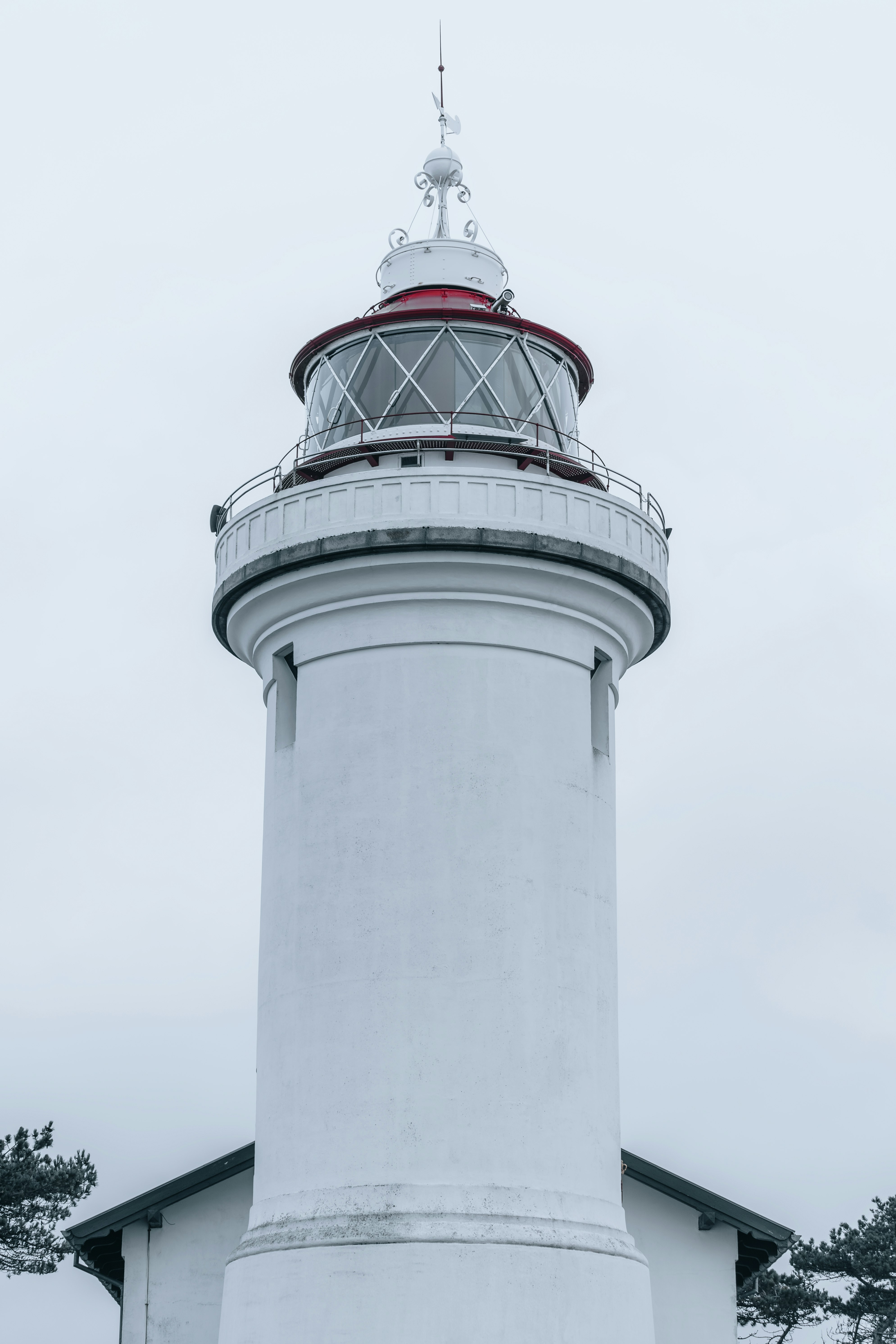 white and red light house