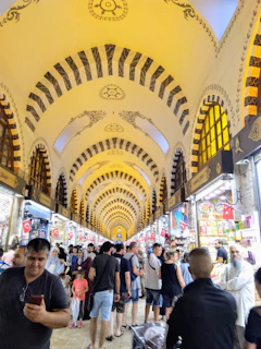 A vibrant store interior bustling with customers shopping at Mercado Henrique Araujo.