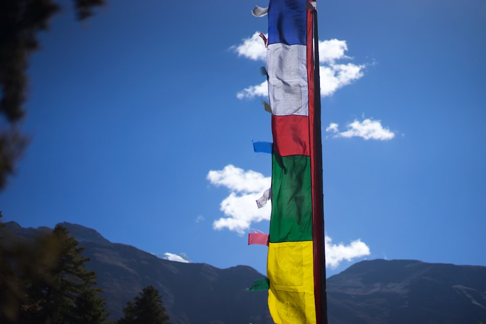 Bandera roja, blanca y verde en el mástil durante el día