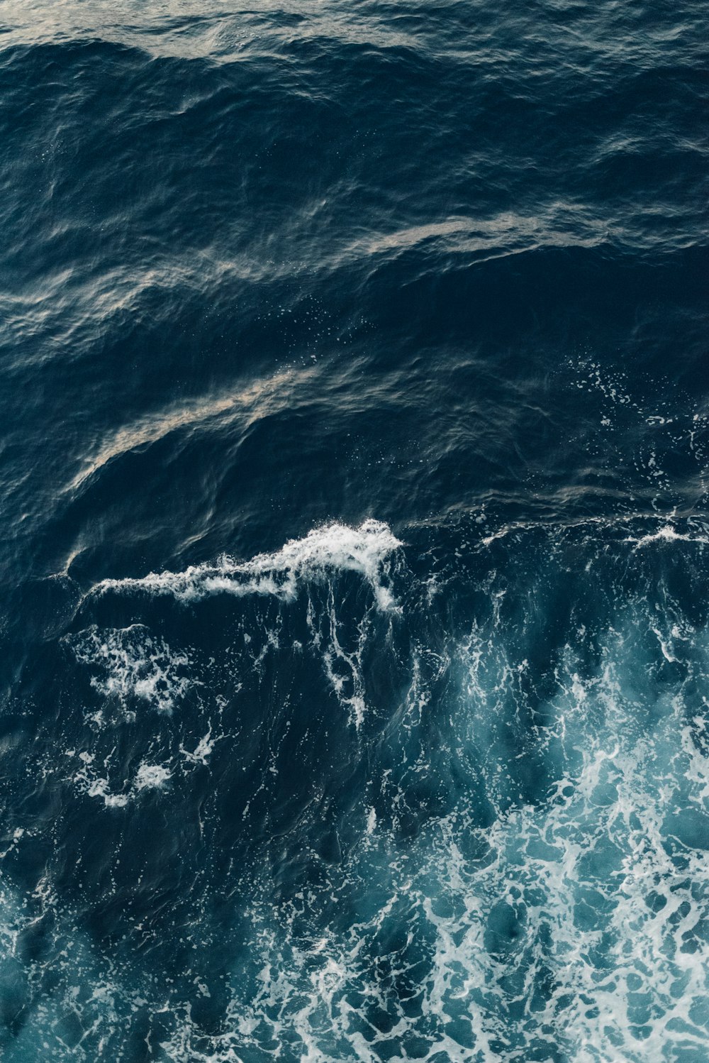 Eau bleue de l’océan pendant la journée