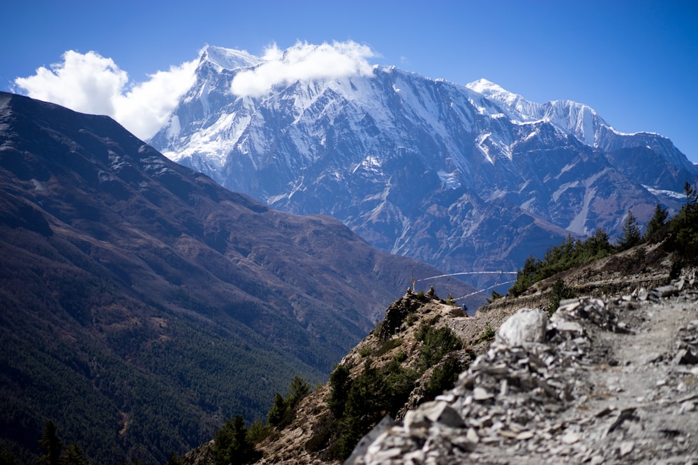 montagne verdi e marroni sotto il cielo blu durante il giorno