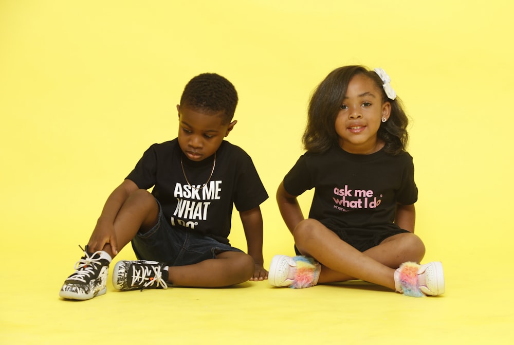 homme en noir ras du cou t-shirt assis à côté de la fille en t-shirt blanc