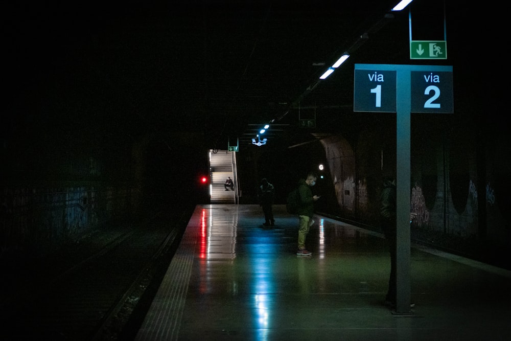 Tren blanco y negro en la vía férrea durante la noche