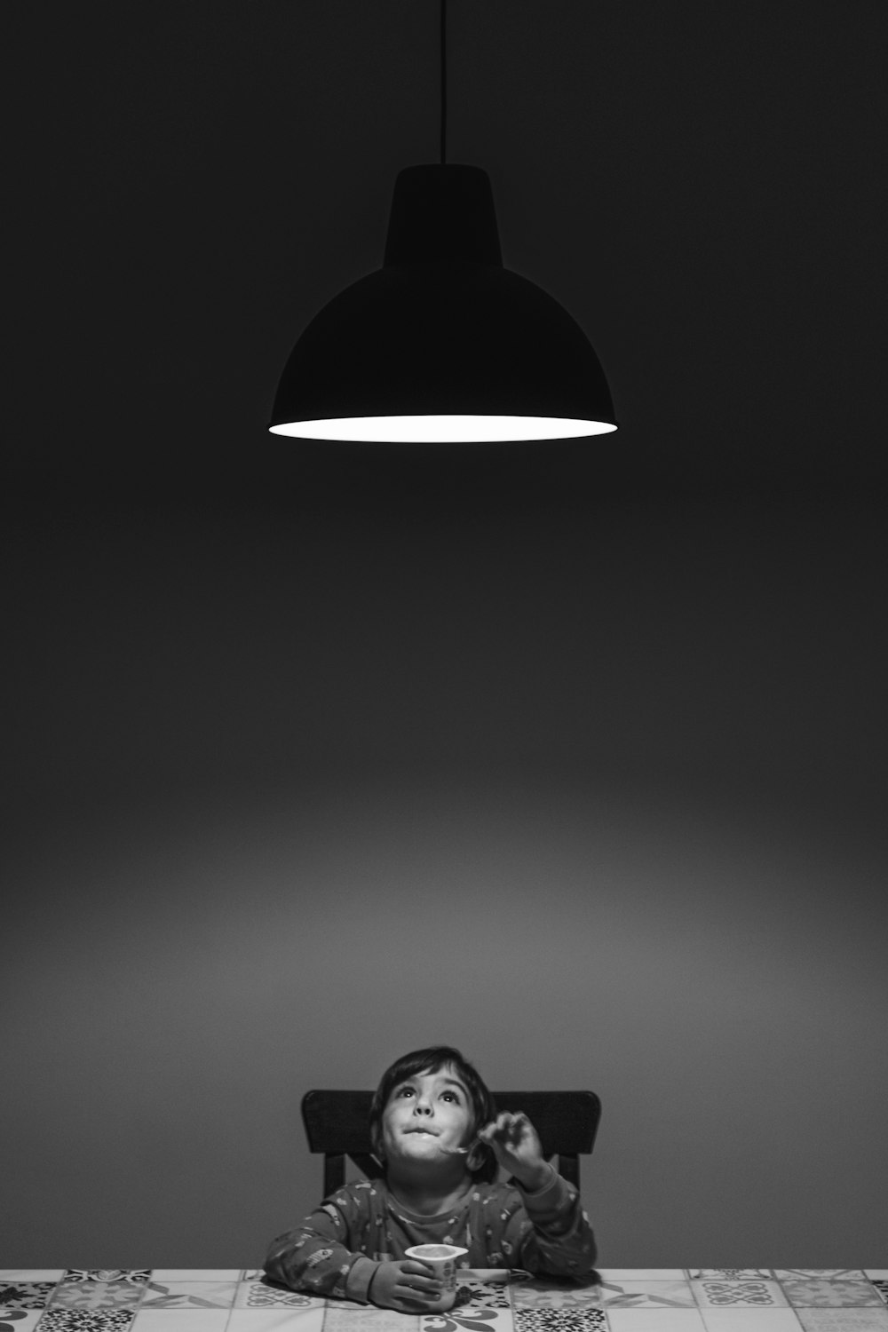 lampada a sospensione in bianco e nero