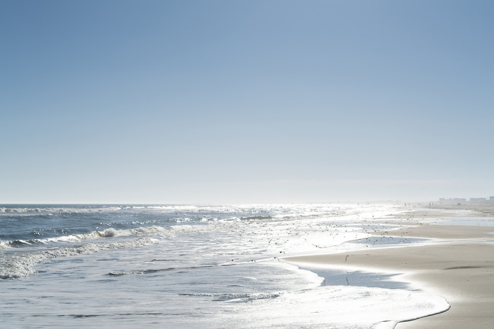 Les vagues de l’océan s’écrasent sur le rivage pendant la journée