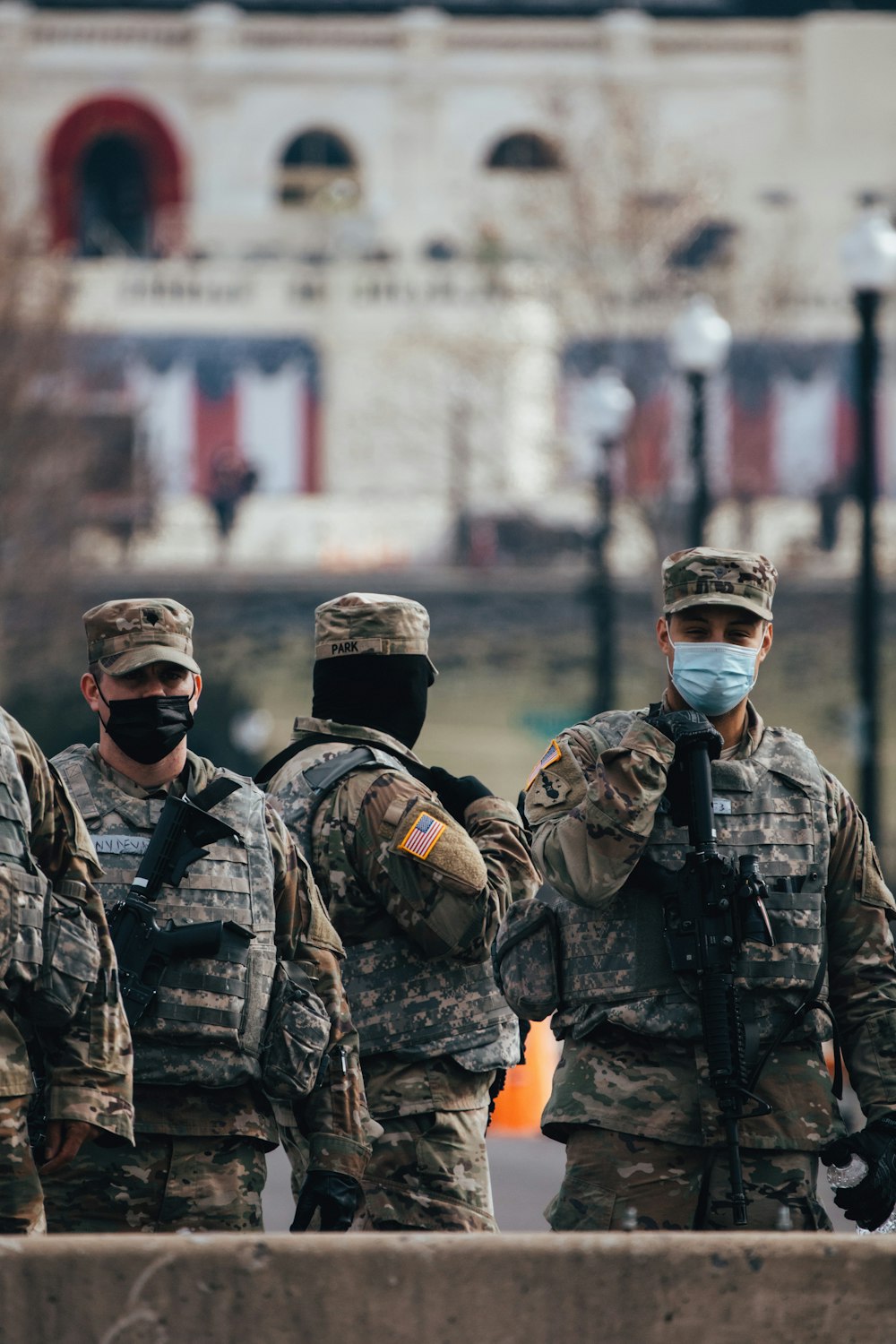 Hombres con uniforme de camuflaje parados en el campo durante el día