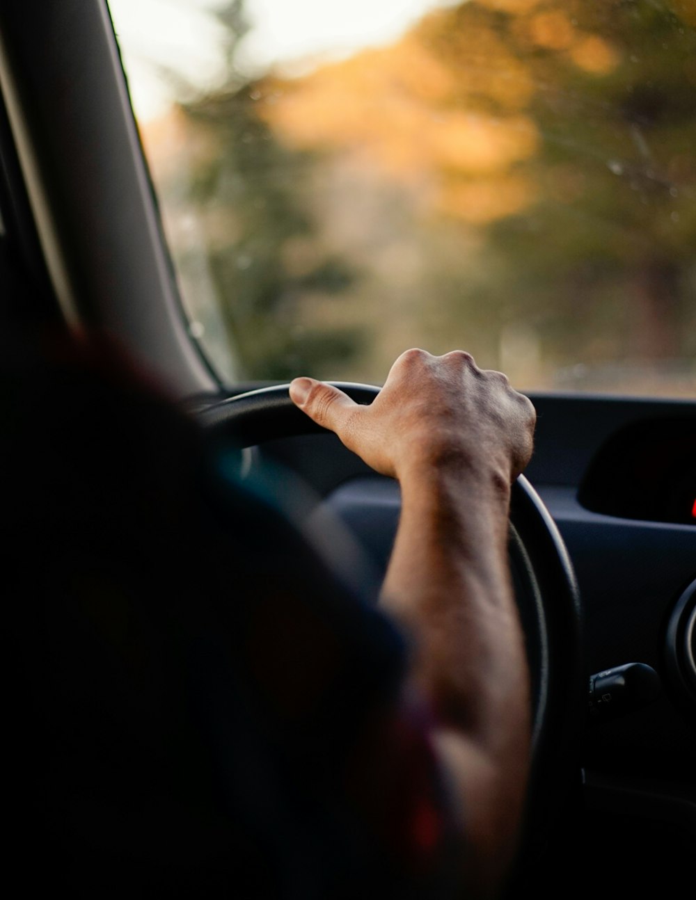 personne conduisant une voiture pendant la journée