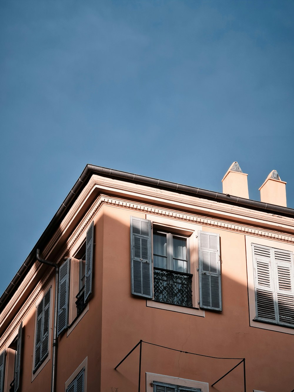 Weiß-braunes Betongebäude unter blauem Himmel tagsüber