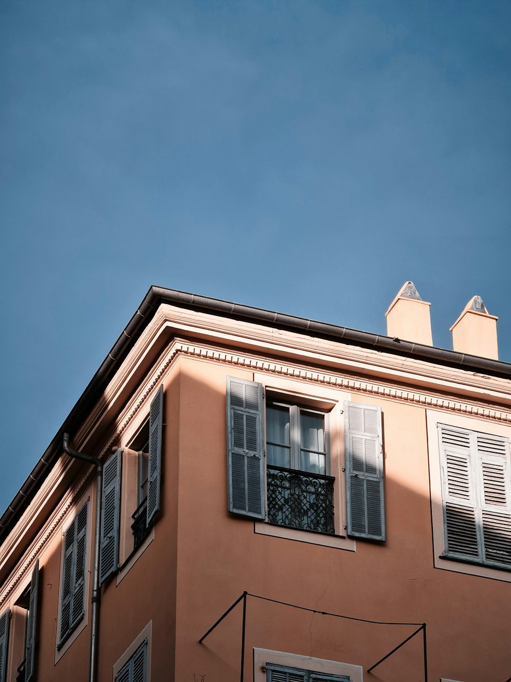 昼間の青空に映える白と茶色のコンクリートの建物