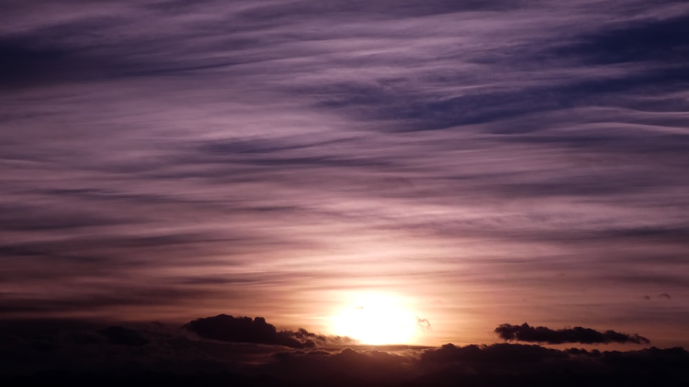 silhouette de montagne au coucher du soleil