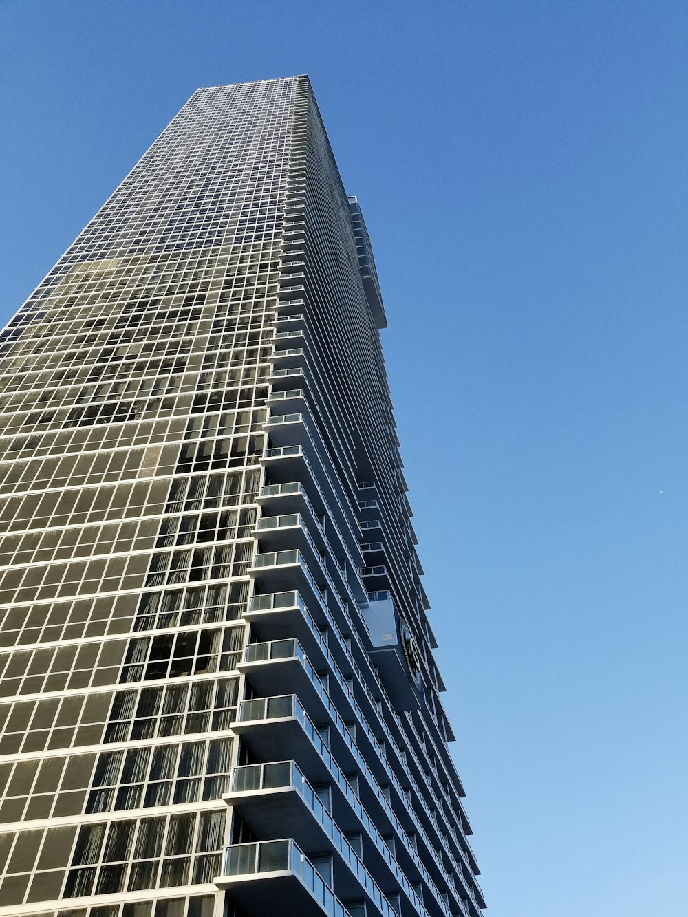 낮에는 푸른 하늘 아래 회색 콘크리트 건물