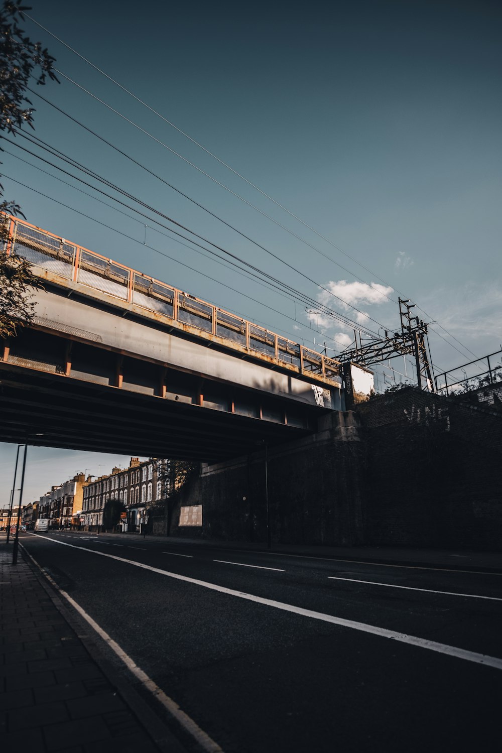 Puente de hormigón gris bajo el cielo azul durante el día