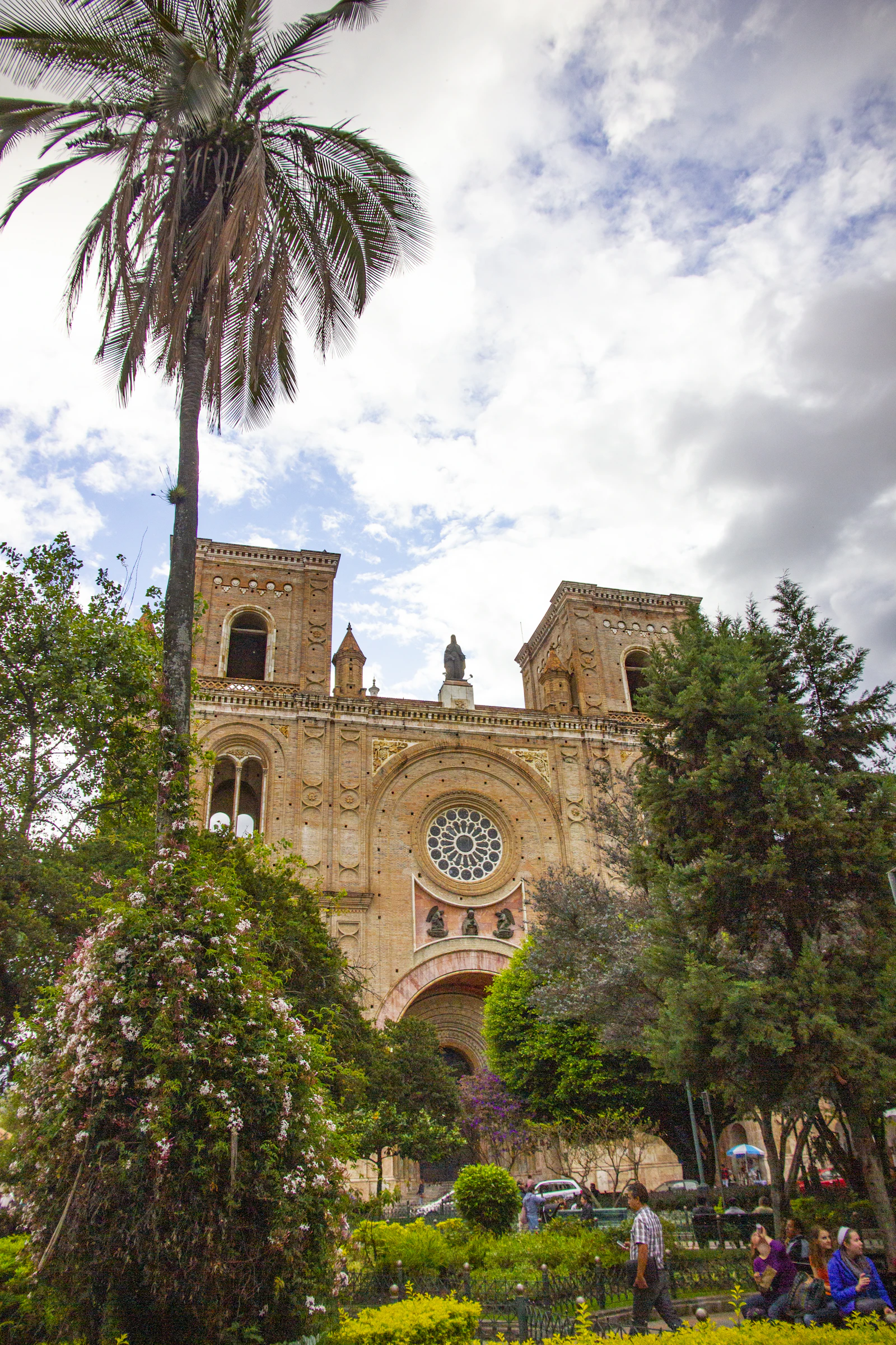 Parque Calderón con palmeras y la fachada de la Catedral Nueva de Cuenca