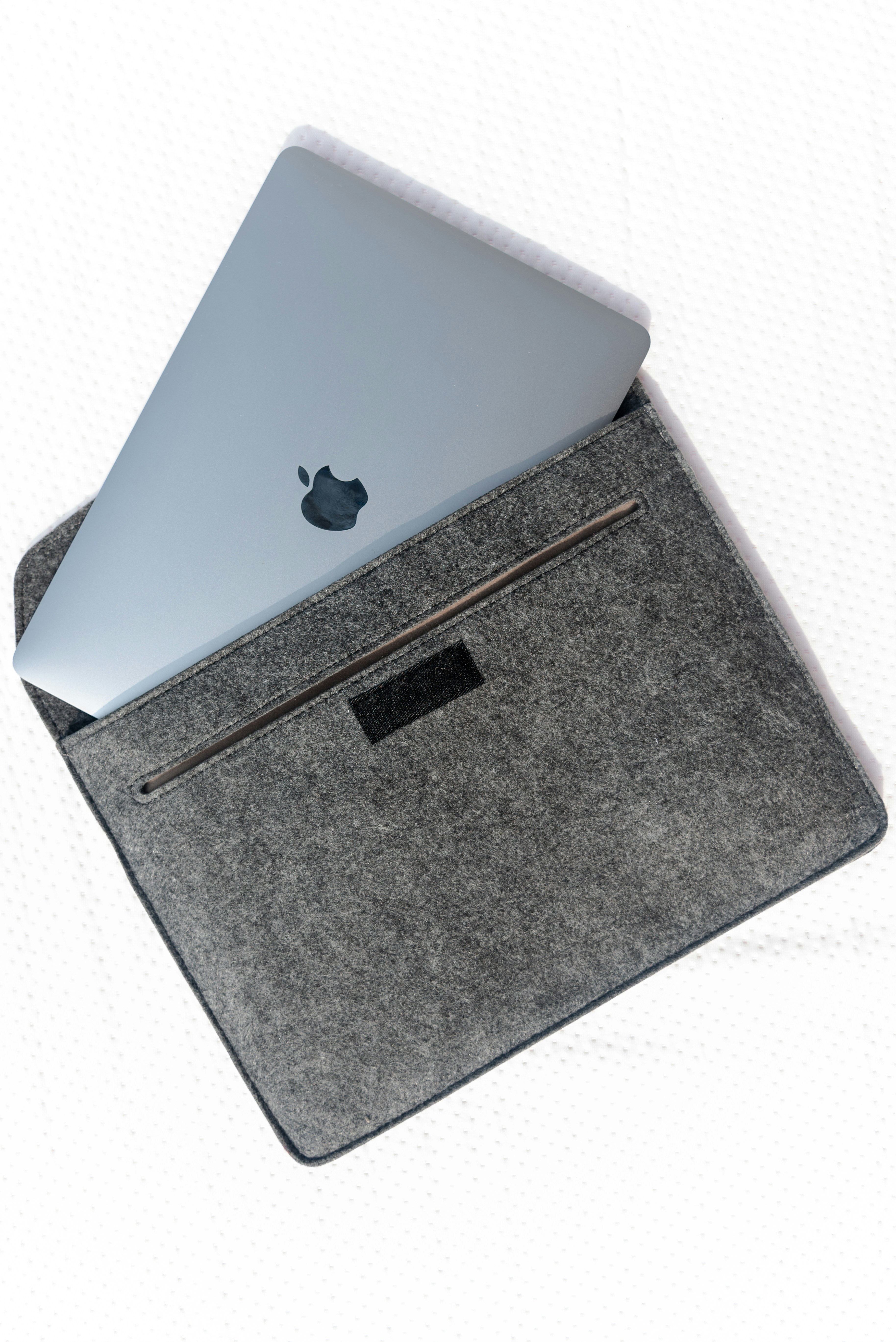 グレーのテキスタイルにシルバーのMacBook