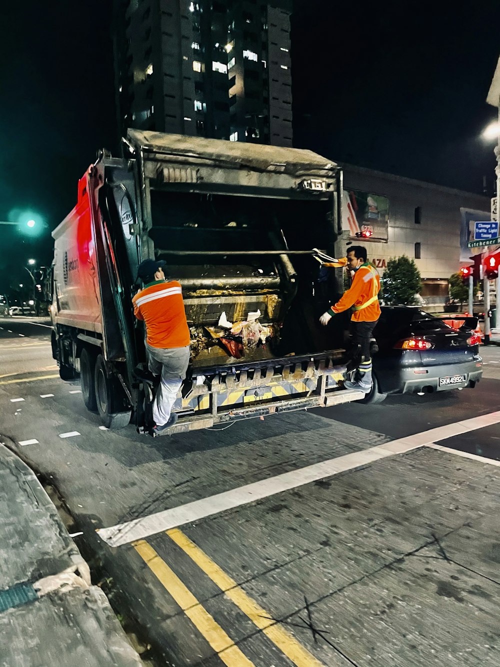 Camion noir et orange sur la route pendant la journée