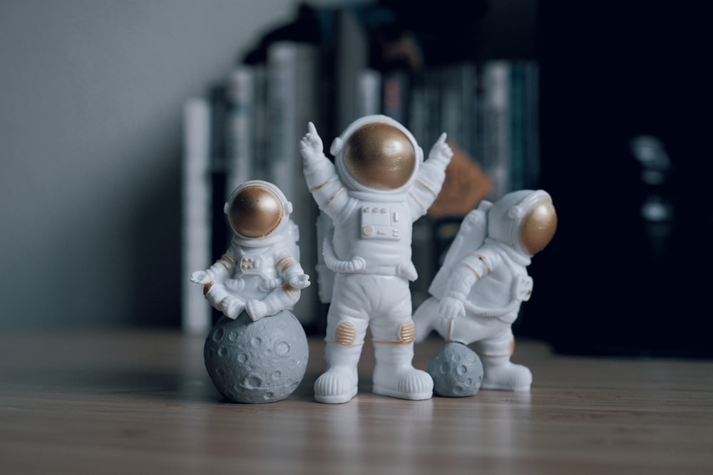 흰색과 회색 로봇 장난감