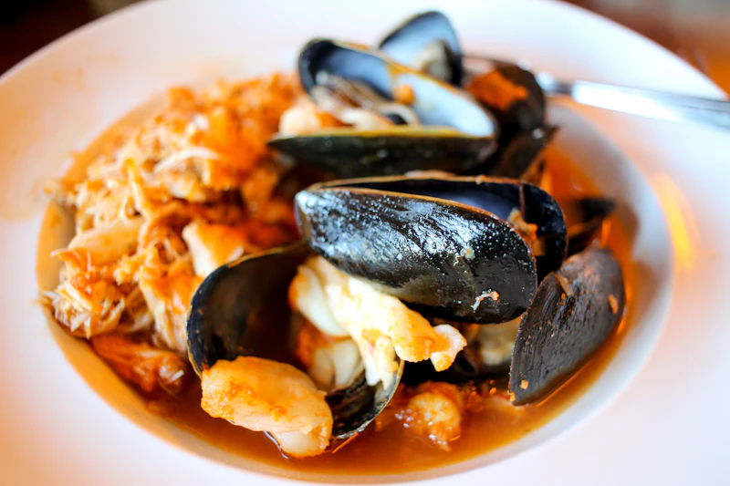 Guiso marinero con gambas, mejillones y pescado en caldo de tomate