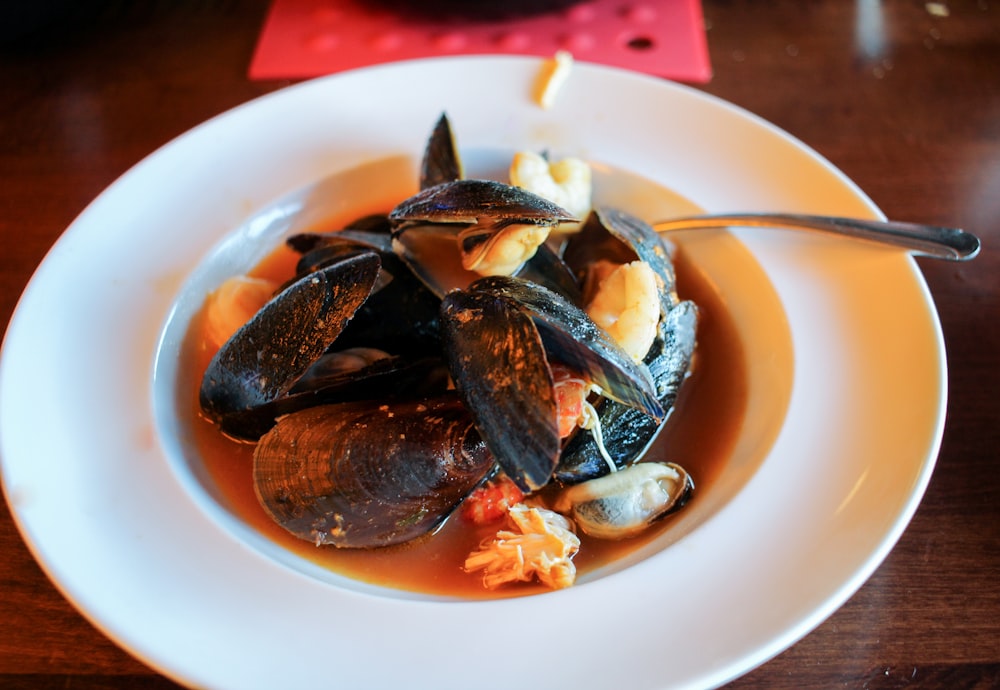 Pescado cocido en plato de cerámica blanca