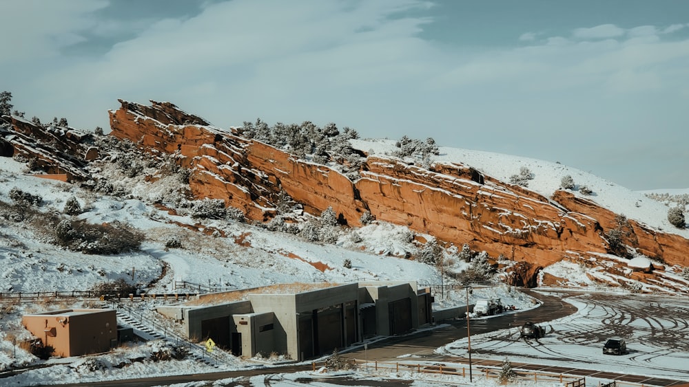 montanha coberta de neve sob céu nublado durante o dia