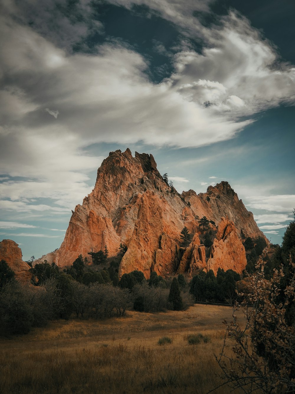 montagna rocciosa marrone sotto il cielo blu